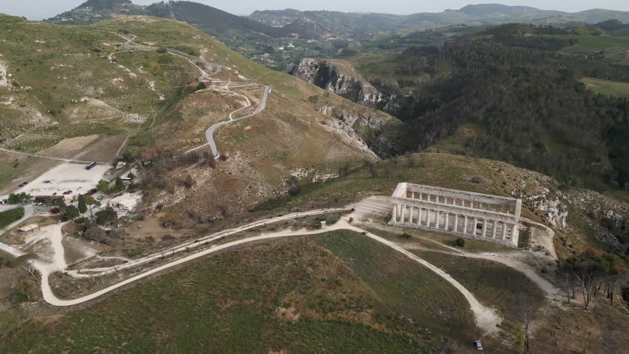 un dron aéreo vuela sobre el parque arqueológico de las ruinas de segesta en sicilia, italia