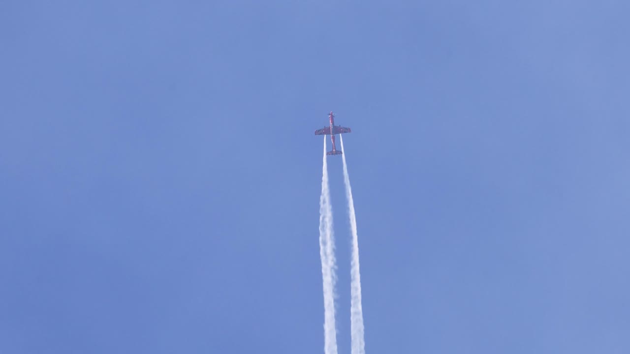 самолеты выполняют сложные маневры с дымовыми следами