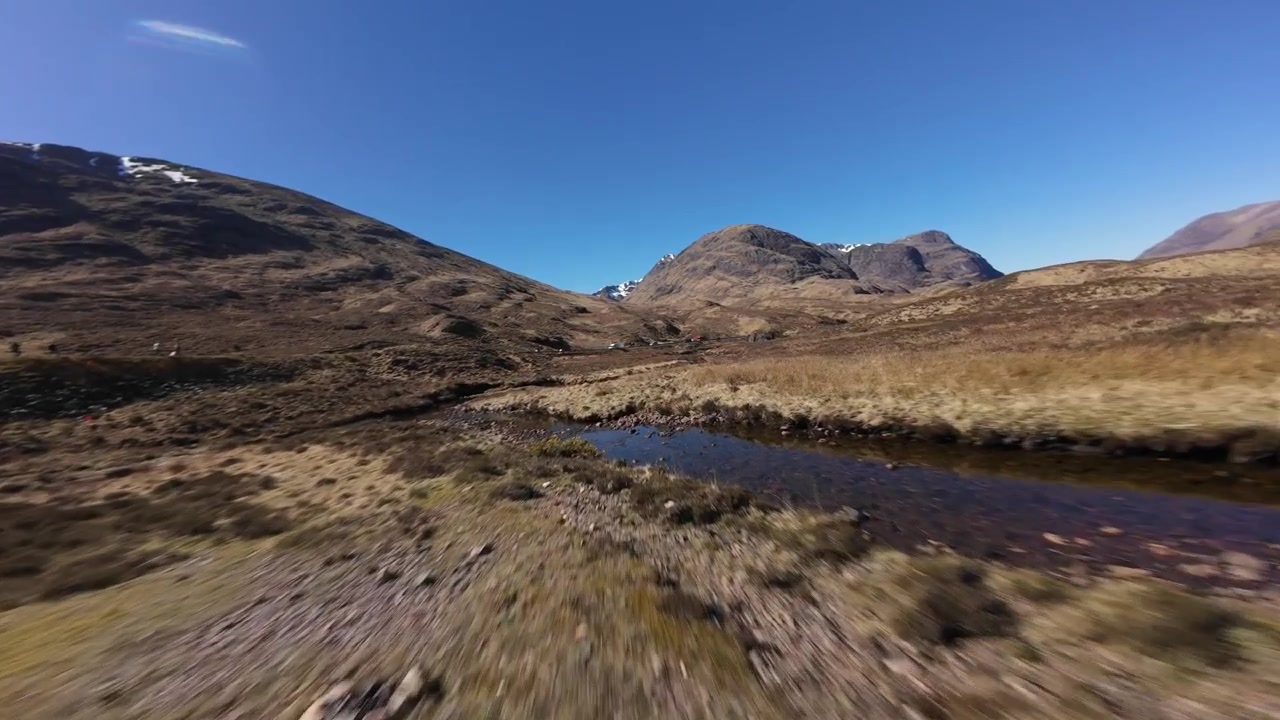 Højhastigheds filmisk FPV-droneoptagelse fanget i Glencoe, et af Skotlands mest ikoniske bjerglandskaber. Dynamisk lavtflyvende droneflyvning langs River Coe.