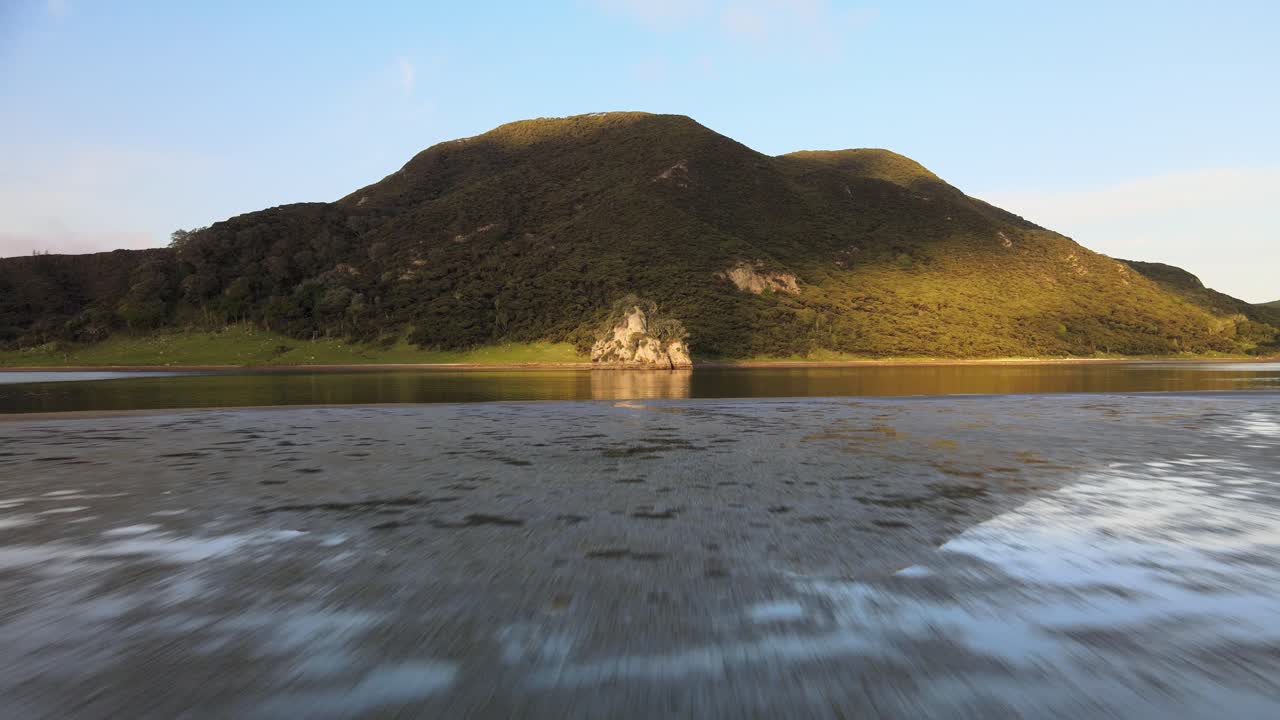 물에 산의 거울 반사