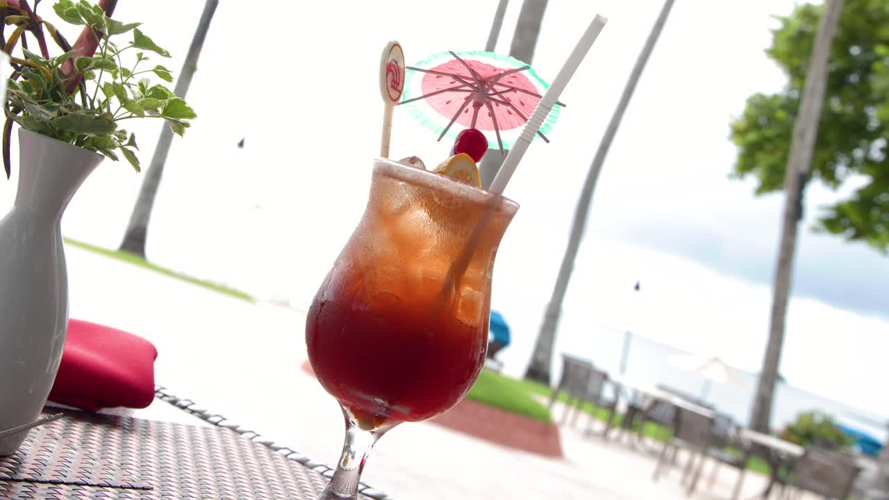 Due cocktail tropicali colorati su un tavolo con vista su una spiaggia luminosa a Palau.