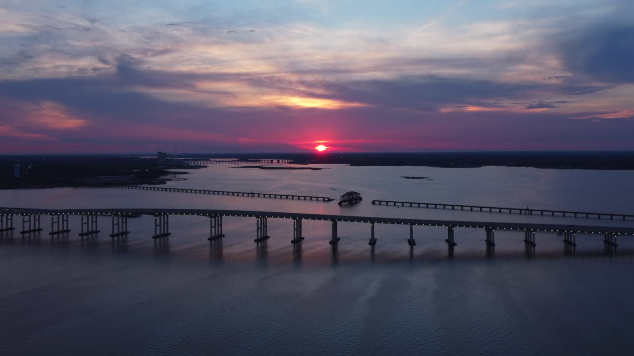 미시시피의 바다와 다리가 내려다보이는 아름다운 분홍빛 일몰의 드론 샷