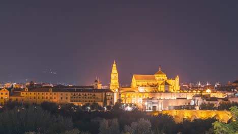 close up timelapse nocturno de córdoba mezquita mezquita catedral y puente romano durante la noche luces de la ciudad