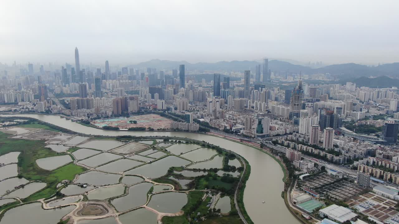 vista aérea sobre el paisaje urbano de shenzhen con un desarrollo urbano masivo y rascacielos