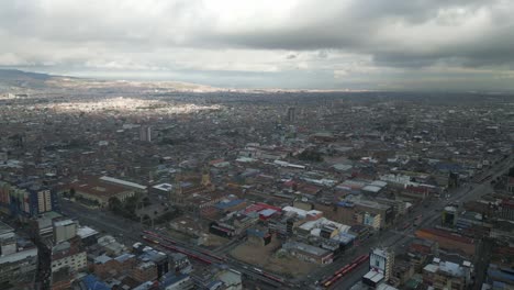 drone vuela sobre bogotá capital paisaje urbano de colombia enorme ciudad superpoblada en américa latina con las montañas de los andes