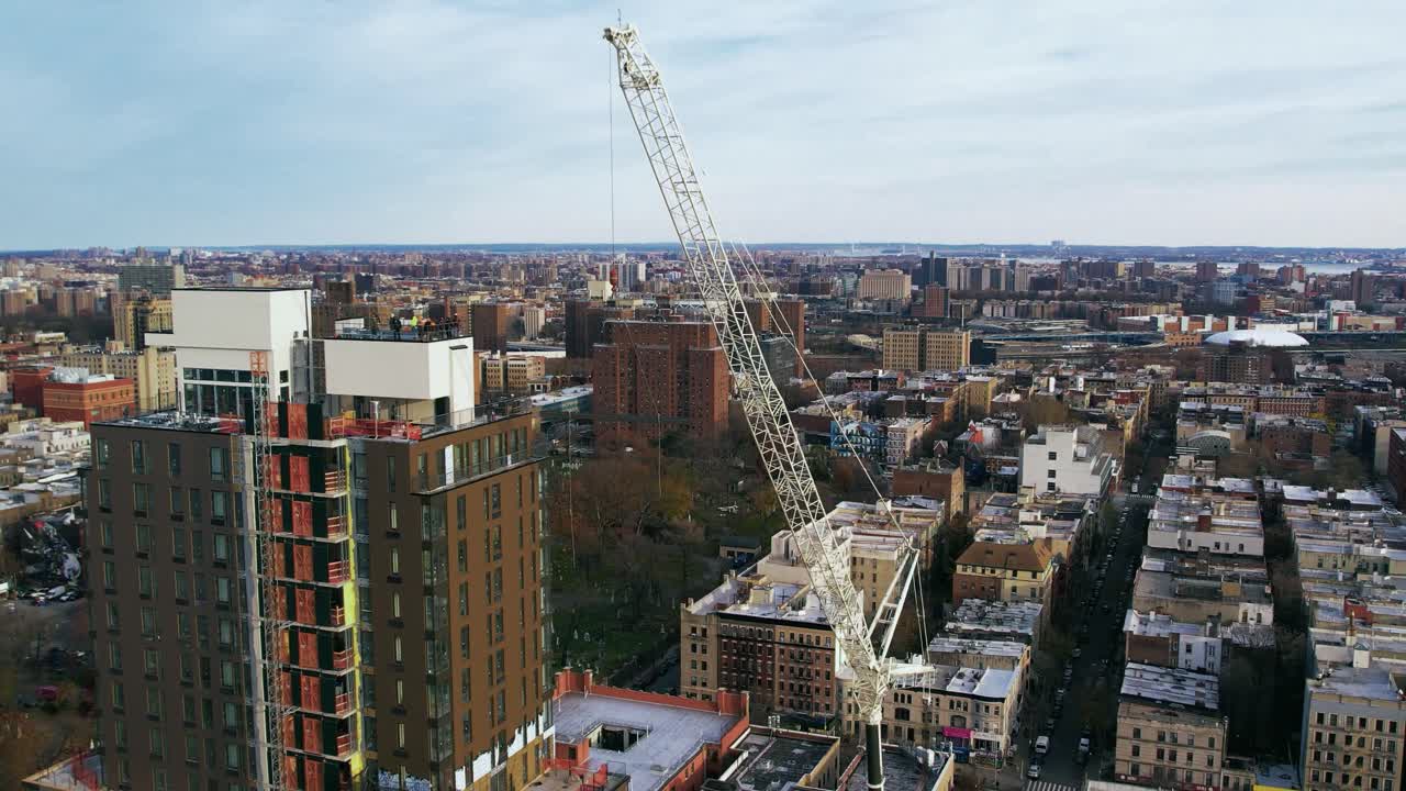 grúa torre levantando varillas de material de construcción en el lavado de nueva york