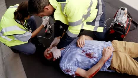 paramédico que utiliza un desfibrilador externo durante la reanimación cardiopulmonar