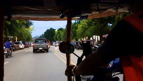 escena callejera en tailandia desde un tuk-tuk