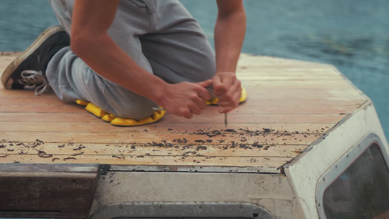 선실 지붕, 우현 쪽에서 오래된 실란트 긁어내기
