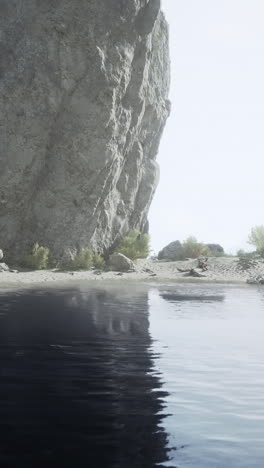 un lago pacífico con un acantilado en el fondo