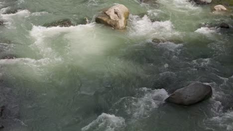 Schnell-Fließende-Stromschnellen,-Die-Den-Felsigen-Fluss-Hinunterfließen