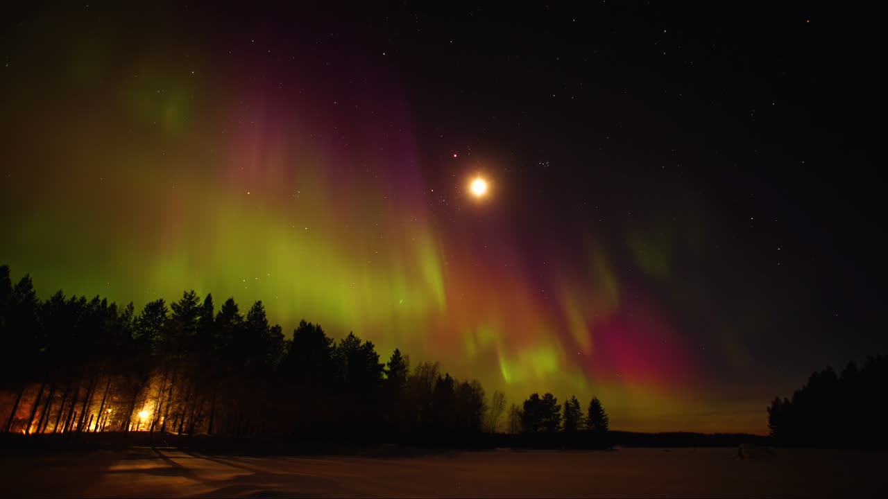 las luces del norte tiempo lapse 4k video, luz polar o aurora boreal en el cielo oscuro de la noche de invierno sobre el paisaje ártico.