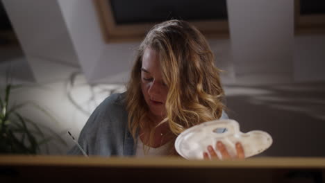 mujer pintando en casa