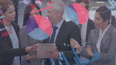 equipo de negocios discutiendo datos en la tableta con gráficos financieros animación sobre ellos