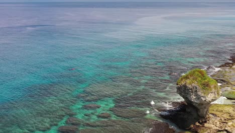 Filmische-Luftbilddrohne,-Die-Um-Die-Natürliche-Formation-Schwebt,-Der-Berühmte-Korallenriff-blumenvasenfelsen-Und-Die-Wunderschöne-Seelandschaft-In-Xiaoliuqiu,-Lambai-Island,-Pingtung-County,-Taiwan