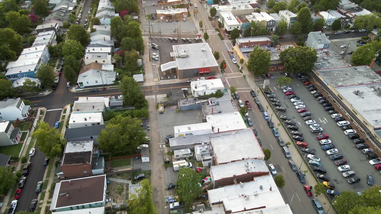 carytown y el distrito de los museos en richmond, virginia | vista aérea panorámica hacia arriba | verano 2021