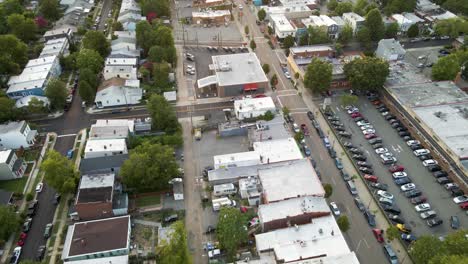 Carytown-Y-El-Distrito-De-Los-Museos-En-Richmond,-Virginia-|-Vista-Aérea-Panorámica-Hacia-Arriba-|-Verano-2021