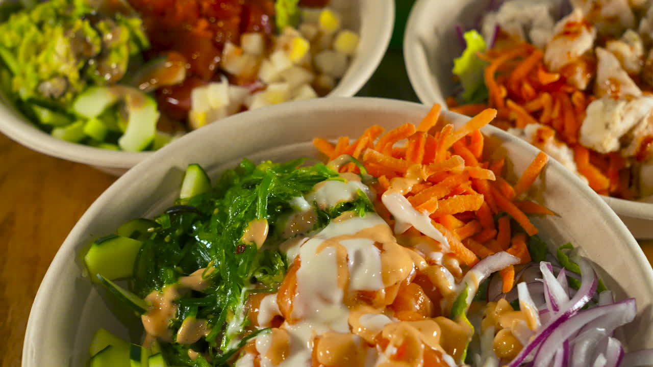 포크 그릇, 다양한 전통 일본 스시 샐러드 그릇, 슬라이더가 4k를 닫습니다.