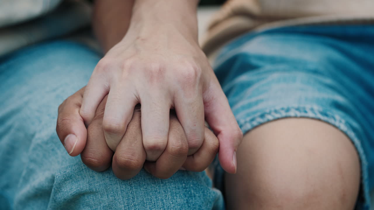 de una pareja que se toman de la mano