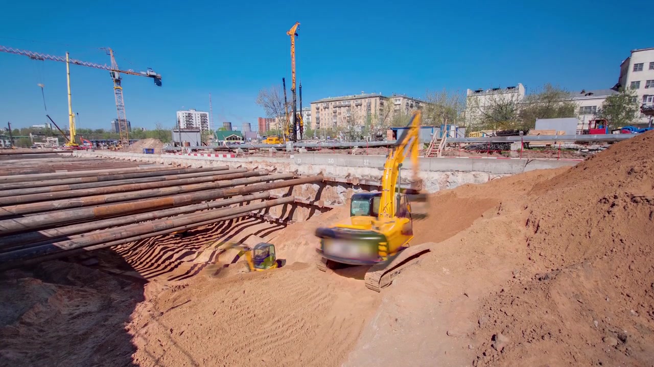 Escavadeiras amarelas na construção de uma nova linha de metrô circular. Rússia, Moscou timelapse