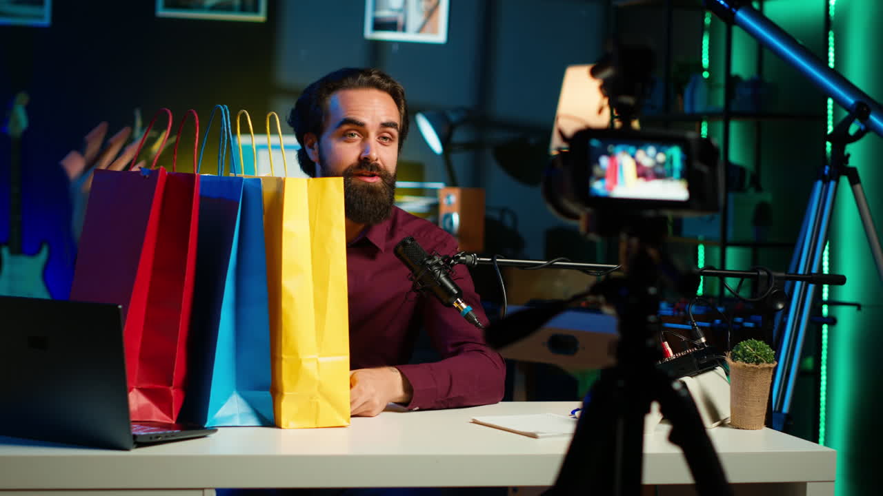 Estrella de los medios haciendo compras mientras hace vlog