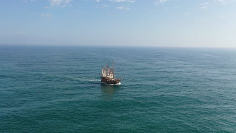 barco pirata en el océano atlántico plano general