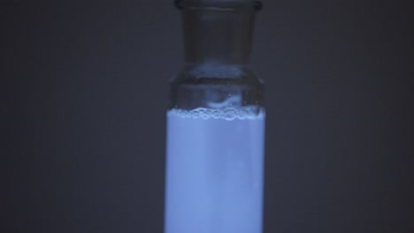 reacción química en un frasco de vidrio