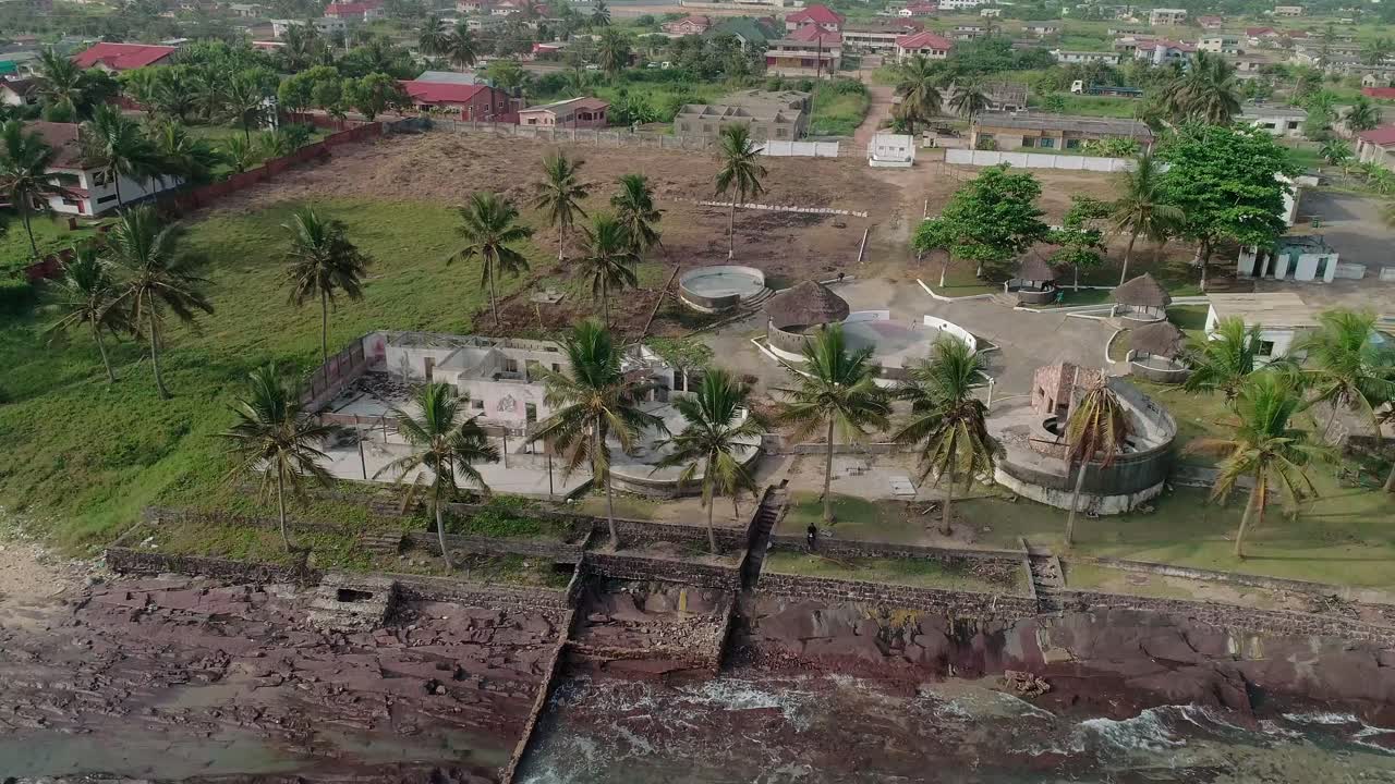 ubicado en la histórica ciudad de elmina, ghana, áfrica occidental es el oyster bay hotel