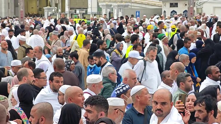 Folla di pellegrini riuniti alla Grande Moschea alla Mecca