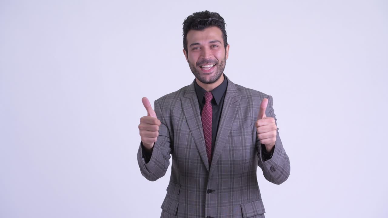 feliz guapo hombre de negocios persa barbudo en traje