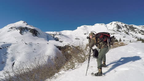 Un-Fotógrafo-De-Naturaleza-Y-Vida-Silvestre-Se-Prepara-Para-Capturar-Una-Imagen-De-Un-Paisaje-Invernal-En-La-Isla-De-Kodiak,-Alaska