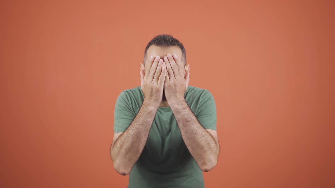 hombre de negocios haciendo gestos lindos a la cámara.