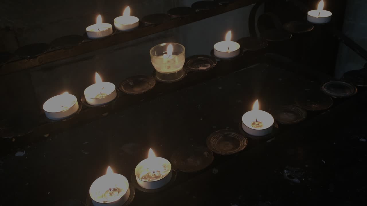 velas de oración: la luz significa nuestra oración, que se ofrece en la fe, entrando en la luz de dios
