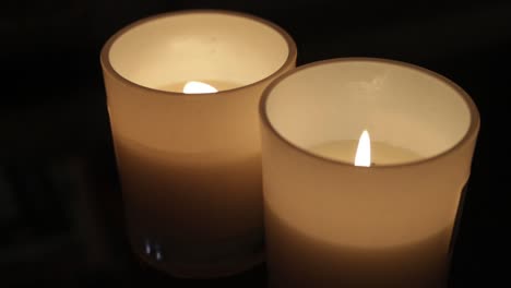 la luz de las velas de navidad blanca arde