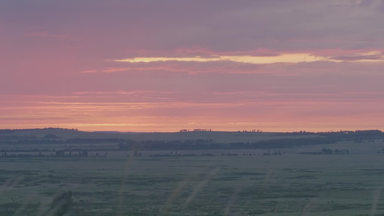 과 언덕 위의 아름다운 해가 뜨는 모습