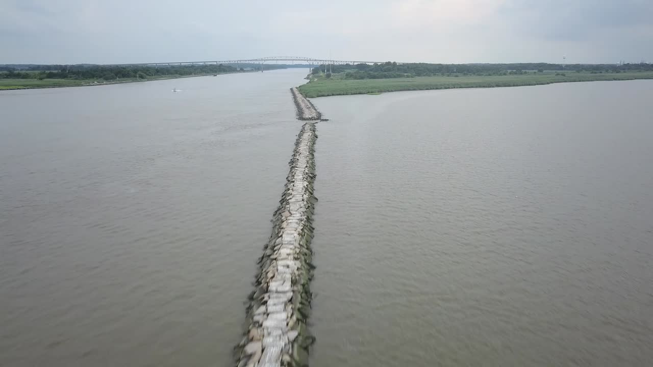 drone volando sobre un río en delaware