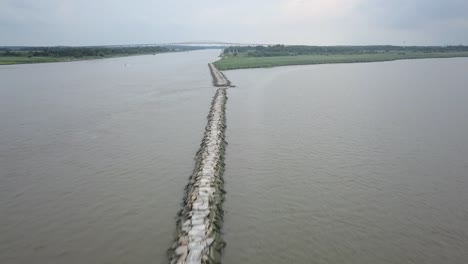 Drone-Volando-Sobre-Un-Río-En-Delaware