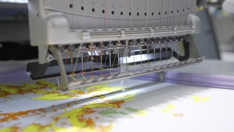 Maquina-De-Coser-Industrial-Automatica-Para-Puntada-Por-Patron-Digital.-Industria-Textil-Moderna.