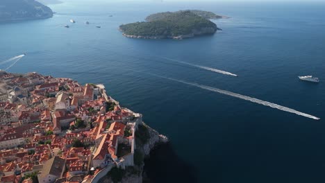 Drohne-Fliegt-über-Die-Altstadt-Von-Dubrovnik-Und-Filmt-Boote-In-Der-Ferne-Rund-Um-Die-Inseln-Kroatiens