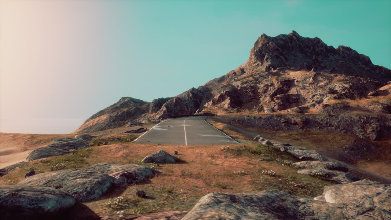 해가 지는 산꼭대기에 이르는 휘어지는 산길