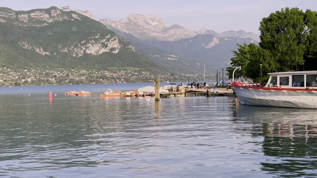 프랑스 아네시 의 호수 에 있는 장면 을 따뜻 하게 하는 오후 태양