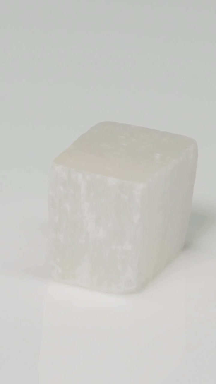 사틴 스파르 크리스탈 의 회전 시상