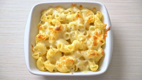 mac and cheese, macaroni pasta in cheesy sauce - american style