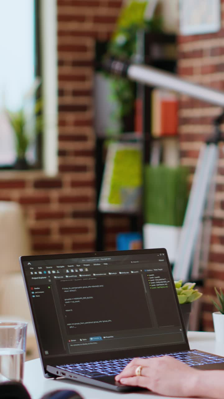Asiatisk freelancekvinde arbejder med programkode på et moderne kontor