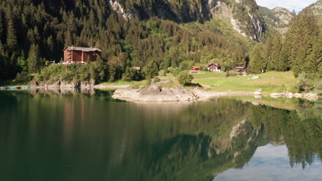 Volando-Hasta-La-Hermosa-Orilla-Del-Lago-En-La-Naturaleza-Suiza