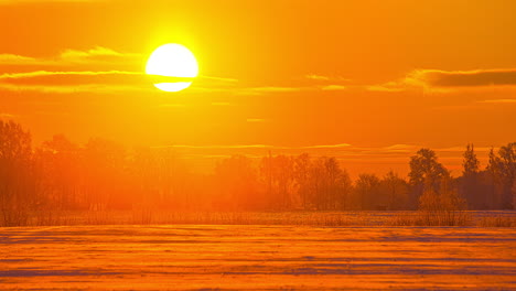 Zeitrafferaufnahme-Der-Roten-Brennenden-Sonne,-Die-Während-Eines-Verschneiten-Wintertages-Mit-Fliegenden-Wolken-Am-Himmel-Aufgeht---Malerische-Schneelandschaft-Im-Zeitraffer-In-Der-Natur