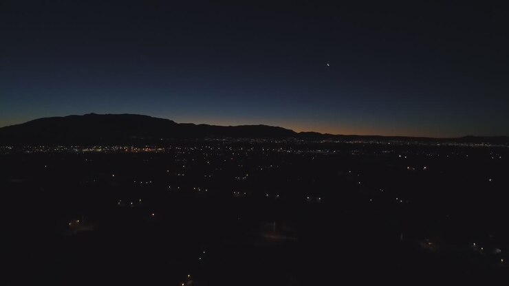 Inquadratura all'alba dei Monti Sandia e di Albuquerque, Nuovo Messico