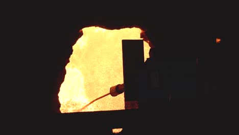 metal fundido en un horno