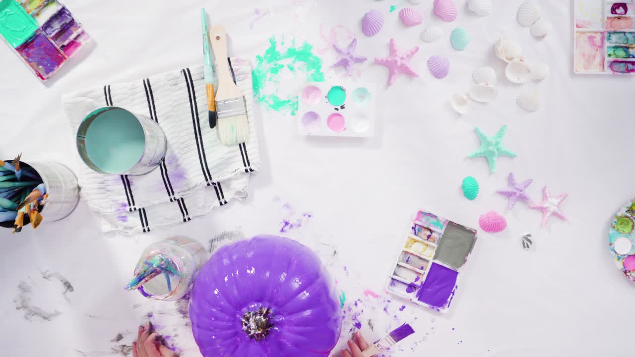 아크릴 페인트로 호박을 칠하는 공예