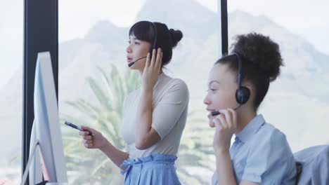 Dos-Mujeres-Con-Auriculares-Trabajando-En-La-Computadora